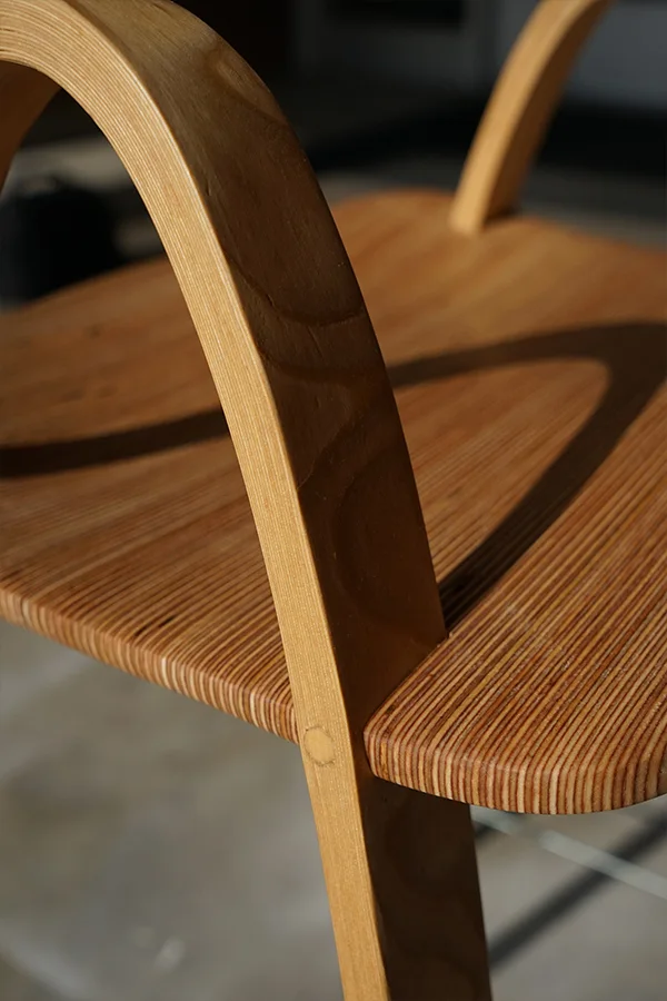 Close-up of the seat's milled edge and the grain of the bow
